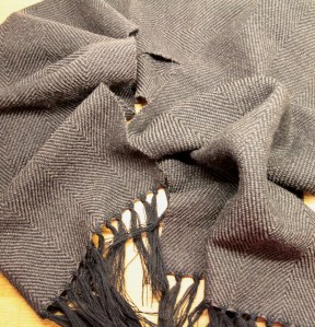 Kärkitoimikashuivi puista otettuna ja solmittuna.