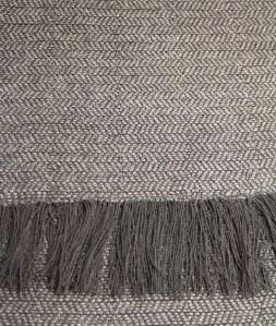 Alpakkahuivi puista otettuna ja koneommeltuna.