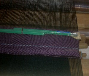 Merkkilangasta alkaa varsinainen huivi.