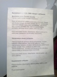 Kyltti kansanpuvuista: morsiamen puku Äänisen alueelta, Vienanmeren alueen juhlapuku ja karjalaistytön arkipuku.