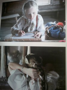 Morsian palmikoi hiuksiaan. Diadeemin nauhat kulkevat hiusten lomassa.