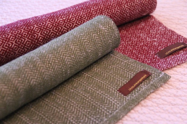 Pellava-puuvillaliinoja pöydälle tahi lauteellle.