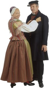 Vihdin kansallispuvut miehellä ja naisella. Kuvan lähde: www.kansallispuvut.fi