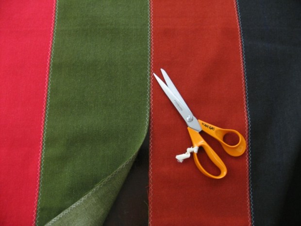 Näistä tilkuista ommellaan Etelä-Pohjanmaan naisen kansallispuvun tasku.