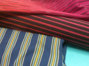 Osa kutomistani kankaista asiantuntijoita tapaamassa kansallispukukeskuksella. Kansanomaisia ovat. 