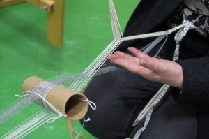 Pirtanauhaa papelolla: toinen viriö avautuu kartonkirullan halkaisijan kokoiseksi, toinen viriö nostetaan irtoniisillä.