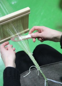 Ripsinauhan kutomista moppilangalla.
