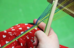 Huomaa loimilankojen värien valinta. Tämä nauha on kudottu ripsiksi palttinana.