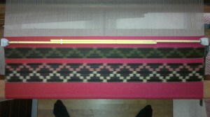 Kangas puissa kännykkäkameralla kuvaten.