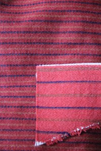 Kymenlaakson liivikangasta alla Barbielle, päällä ihmiselle.