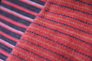 Liivi- ja hamekangas Barbielle, molempi kudottu puolet pienemmällä mallikerralla kuin ihmiselle.