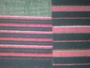 Kymenlaakson hamekangas Barbielle kangaspuissa vierellä ihmisen hameeseen kudottu kangas.