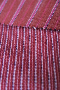 Kymin kansallispuvun liivikangasta alla Barbielle, yllä ihmiselle.