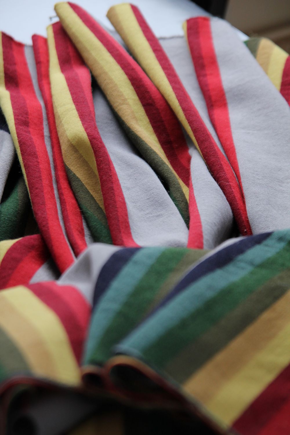 Alatornion kansallispuku, käsinkudottu kansallispukukangas