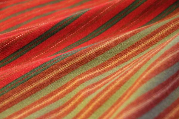 säkylän naisen tarkistettu kansallispuku, käsinkudottu hamekangas