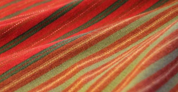 säkylän naisen tarkistettu kansallispuku, käsinkudottu hamekangas