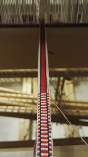 Etelä-Pohjanmaan naisen tarkistettu kansallispuku, pirtanauha, käsinkudottu