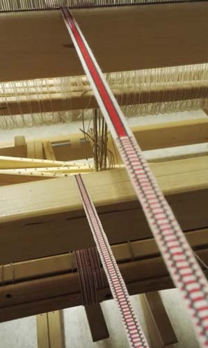 Etelä-Pohjanmaan naisen tarkistettu kansallispuku, pirtanauha, käsinkudottu