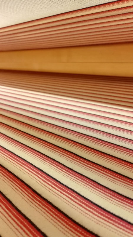 Kangas kiertyy kangaspuille.