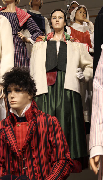 Etelä-Savon, Taipalsaaren, Koillis-Savon, Hausjärven, Kymin ja Ylä-Savon kansallispuvuissa on monenlaisia kankaita.