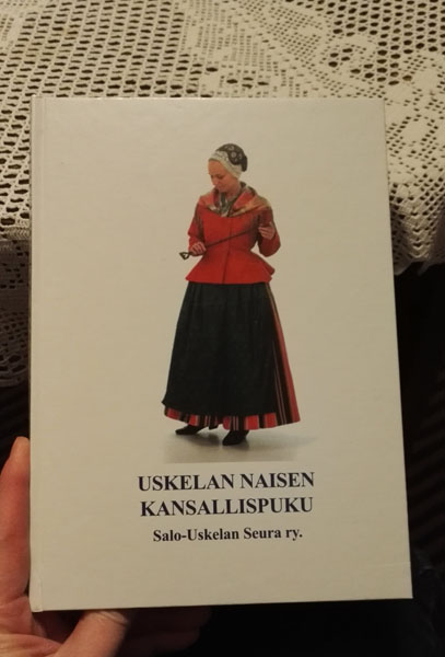 Kirja Uskelan kansallispuvusta.