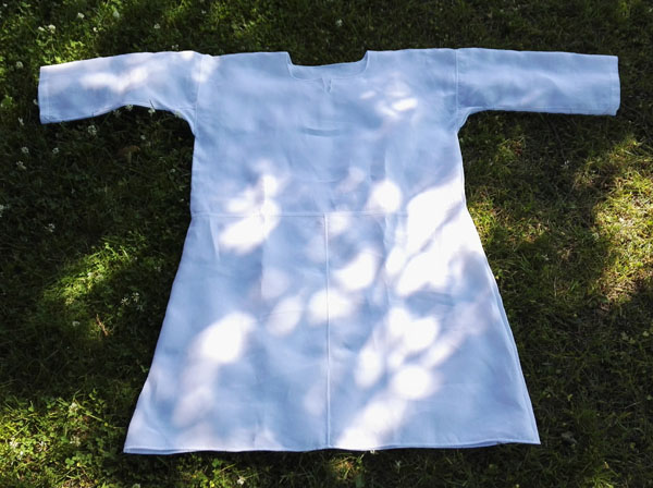 Pielisen-Karjalan kansallispuvun paita.