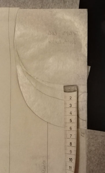 Pielisen-Karjalan kansallispuvun paidan kaavamuutoksia.