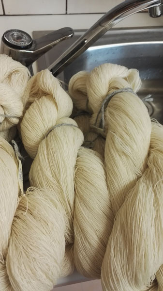 Karstavillalankaa vyyhdeillä.