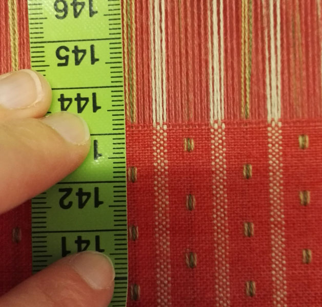 Uskelan kansallispuvun liivikangasta.