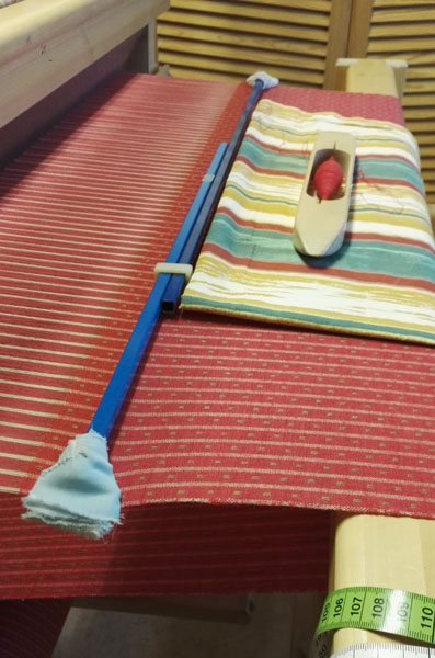 Uskelan liivikankaan kutomista.