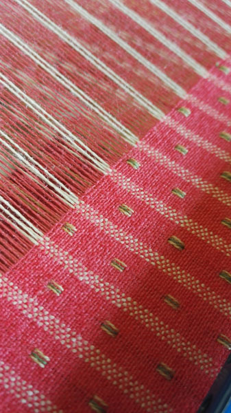 Uskelan liivikankaan kutomista.