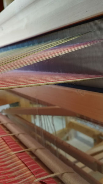 Uskelan kansallispuvun liivikangas kudotaan käsin kangaspuissa.