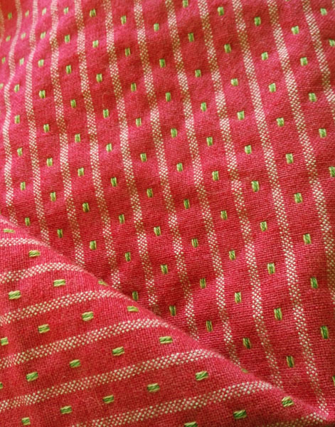 Uskelan kansallispuvun liivikangasta.