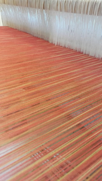 Uskelan kansallispuvun liivikankaan loimi on tiheä.