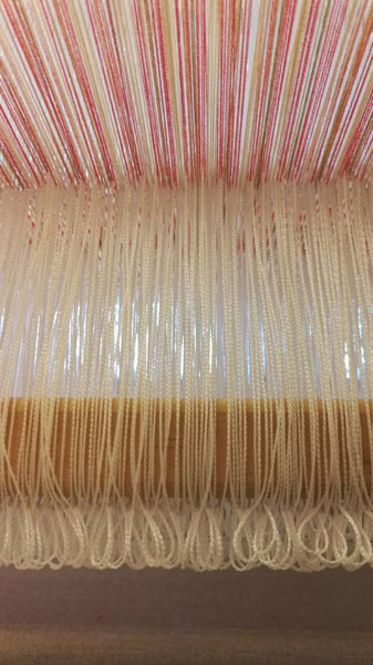 Uskelan kansallispuvun liivikangas kudotaan käsin kangaspuissa.