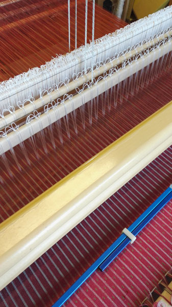 Uskelan kansallispuvun liivikangas kudotaan käsin kangaspuissa.