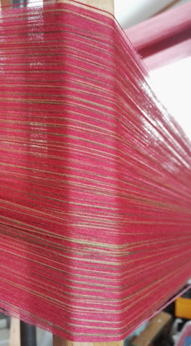 Uskelan kansallispuvun liivikankaan loimi on pääasiassa vadelmanpunainen.