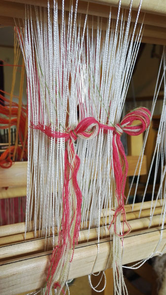 Uskelan kansallispuvun liivikangas kudotaan käsin kangaspuissa ohuista villalangoista.