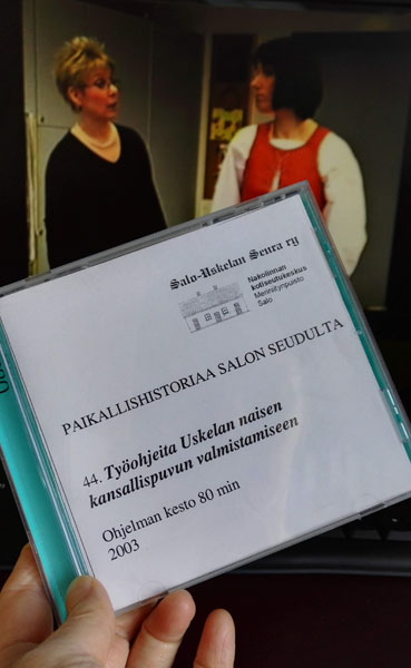 Video Uskelan kansallispuvun valmistamisesta.