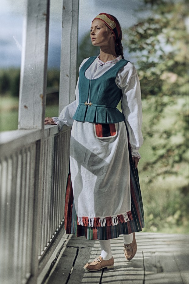 Riikka Uusitalo Sortavalan eli Keski-Karjalan kansallispuvussa