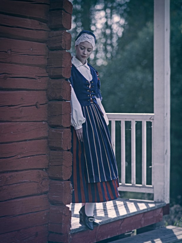 Laura Lahtinen Finströmin kansallispuvussa