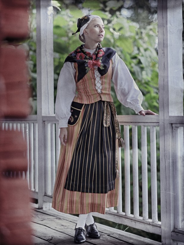 Sonja Länsivuori Pernajan kansallispuvussa