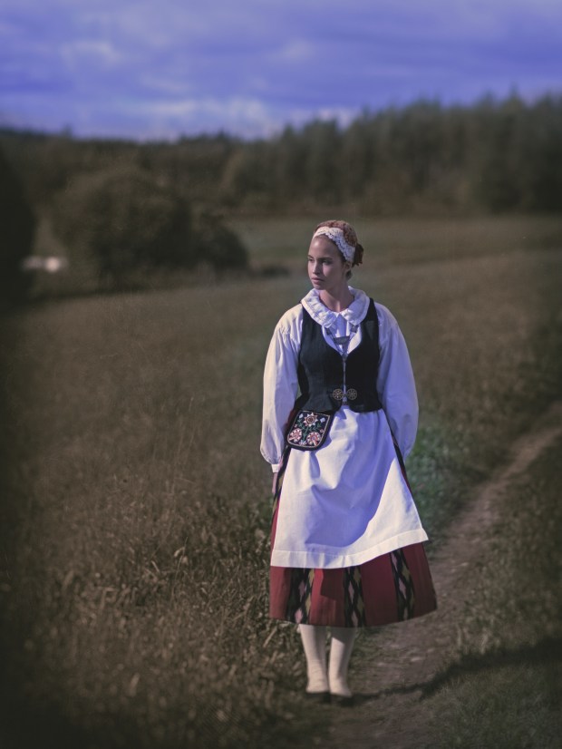 Riina Salokorpi Jalasjärven kansallispuvussa