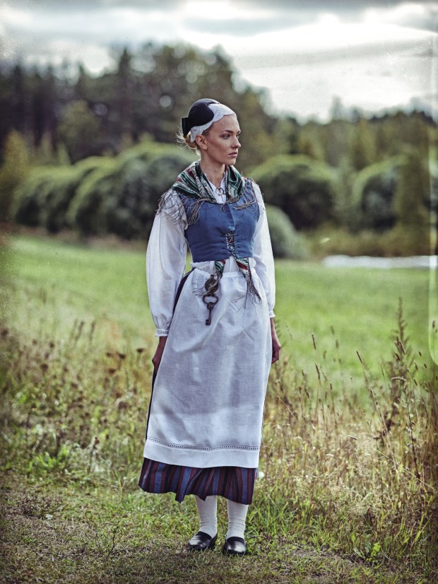 Anni Harjunpää Tornionlaakson kansallispuvussa