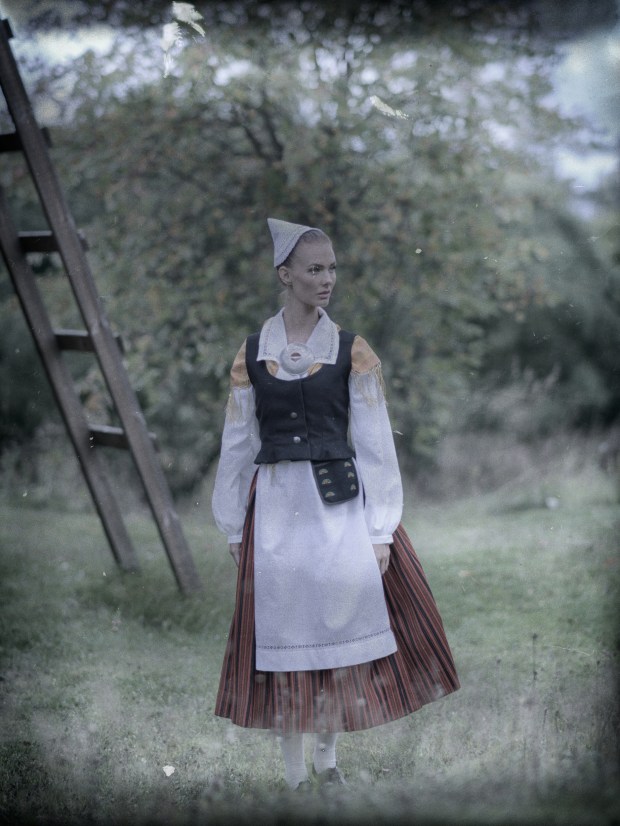 Emmi Suuronen Valkealan kansallispuvussa