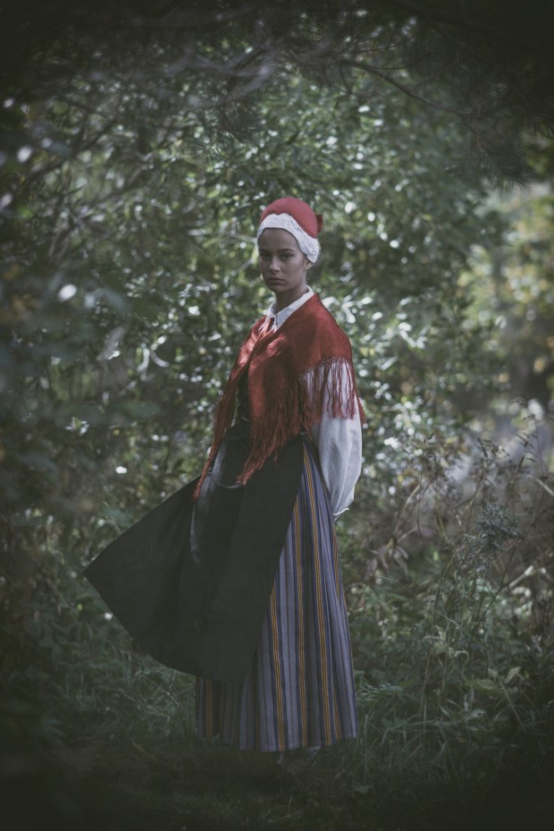 Jutta Kyllönen Siuntion kansallispuvussa