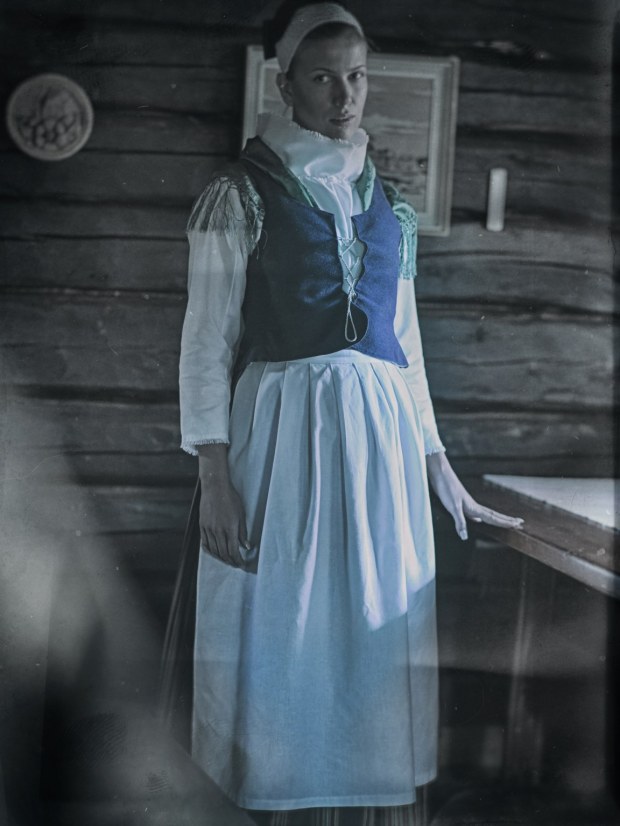 Aino Aaltonen Keski-Suomen kansallispuvussa