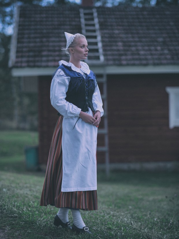 Katariina Juselius Sulkavan kansallispuvussa