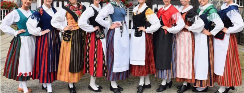 Miss Suomi 2019 -finalistit kansallispuvuissa.