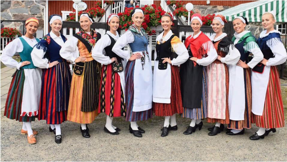 Miss Suomi 2019 -finalistit kansallispuvuissa.